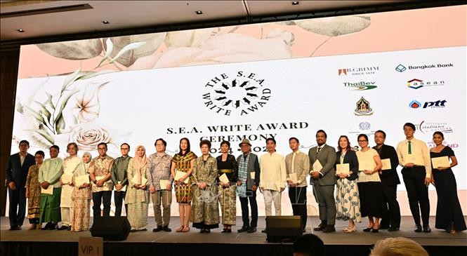 Two Vietnamese writers honored with S.E.A. Write Award